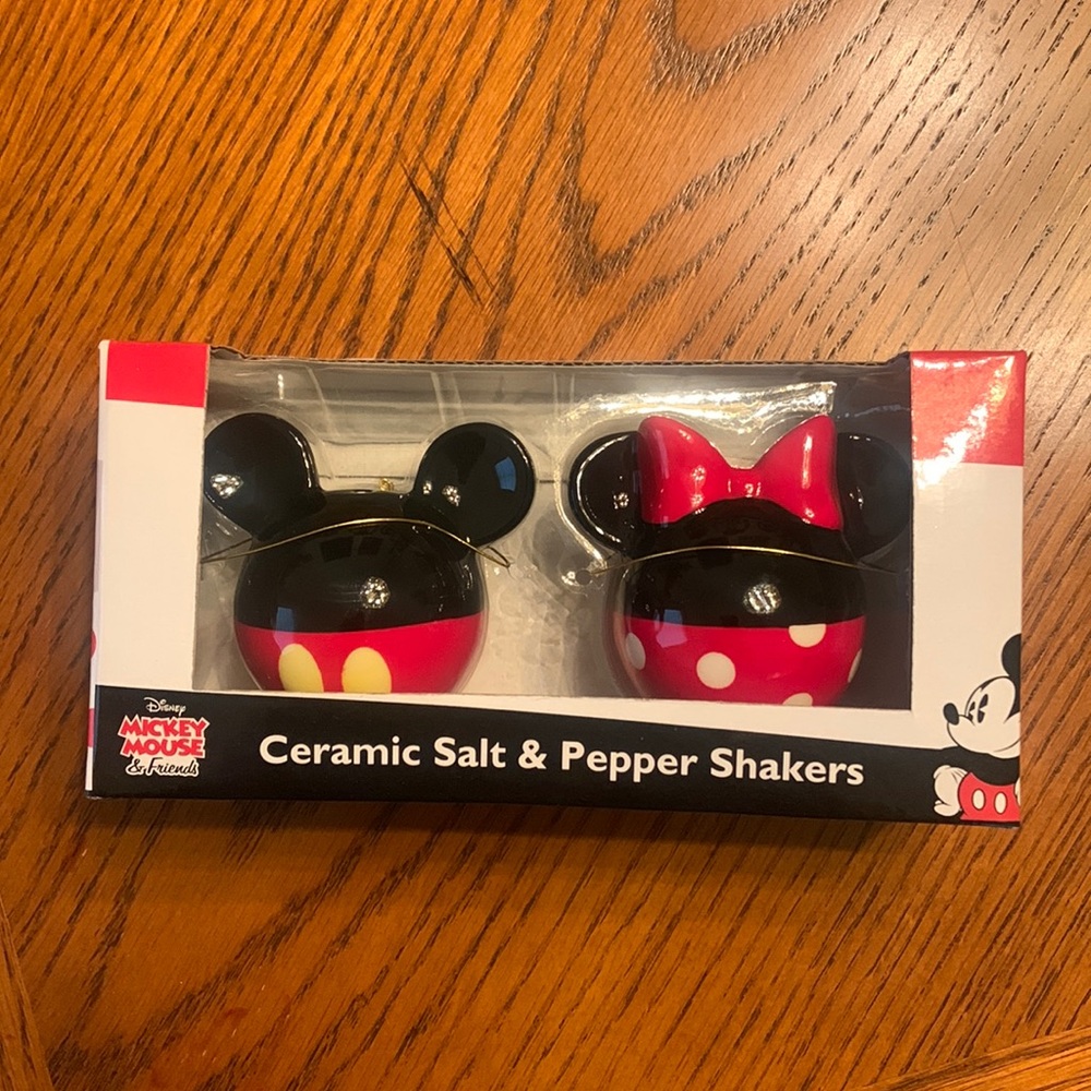 NWOT Mickey & Minnie Ceramic Salt & Pepper Shakers